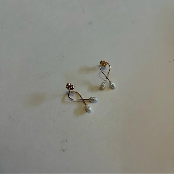 Mother of Pearl 14k Gold Italy Earrings Ribbon Shape Dainty Small - Picture 6 of 7